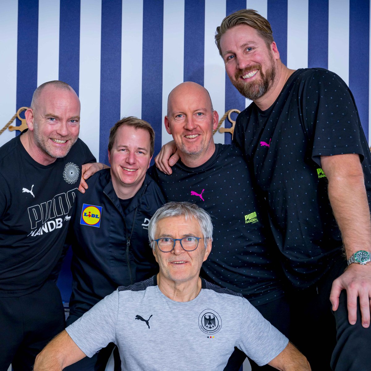 Kein Erfolg ohne ein Team hinter dem Team! 🤜🤛

Handball-Deutschland und Staff: Eure Unterstützung und Arbeit waren bisher ÜBERRAGEND! 🙏

Lasst uns heute gemeinsam alles raushauen für das große Ziel: #WIRIHRALLE – gemeinsam ins Halbfinale! 🇩🇪

#EslebederSport #aufgehtDHB