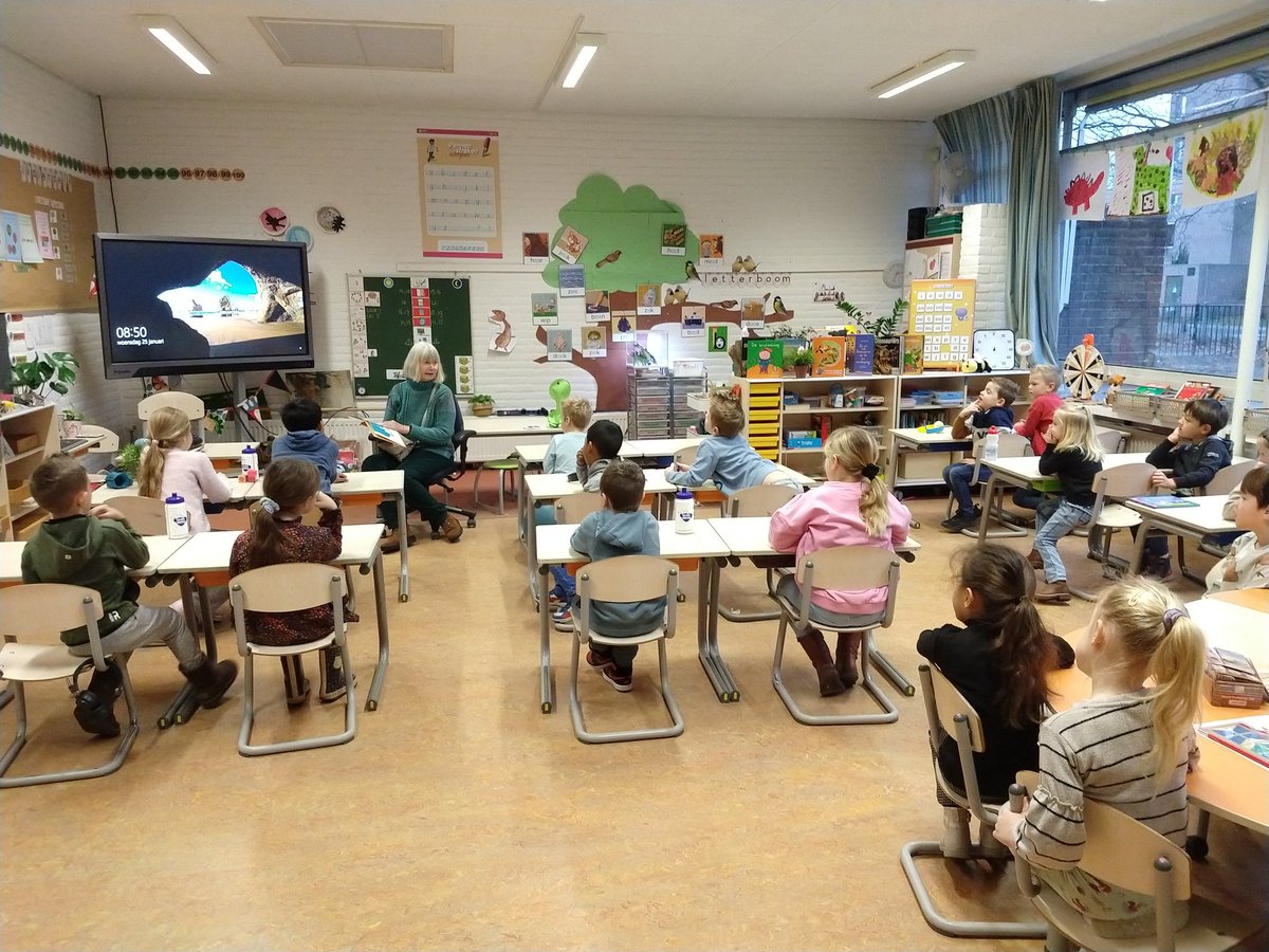 Nationale voorleesdag. Lid Raad van Toezicht leest voor bij Daltonschool De Horst in Apeldoorn.