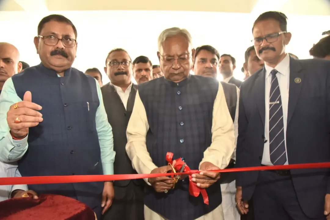 AshokChoudhaary's tweet photo. माननीय मुख्यमंत्री श्री @NitishKumar जी के कर-कमलों से आज पटना स्थित ए. एन. कॉलेज में श्री सत्येंद्र नारायण सिन्हा जी की प्रतिमा का अनावरण, सरकार द्वारा प्रदत्त नवनिर्मित भवनों और ई-लर्निंग सेंटर का उद्घाटन संपन्न हुआ। इस दौरान उनके साथ मौजूद रहा।

#Bihar #Patna 
#ANCollege https://t.co/mDSIEl2TRd