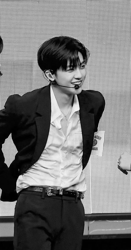 รอคอยลุคนี้กลับมาอีกครั้ง เชิ้ตขาวปลดกระดุมแล้วใส่สูททับ