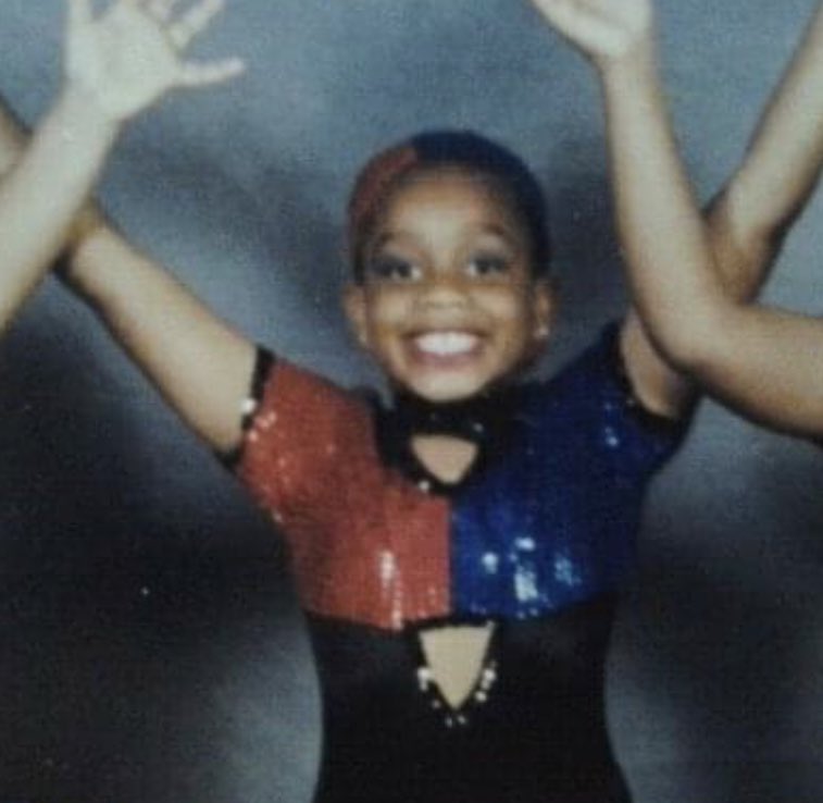ArtsyDancerMB's tweet photo. Who knew that the dancer on the left would grow up to become the leading professional on the right. #studioowner #5yearanniversary #womanprenuer #abrushofarttakes5 #danceeducator https://t.co/bEPXA3QWvJ