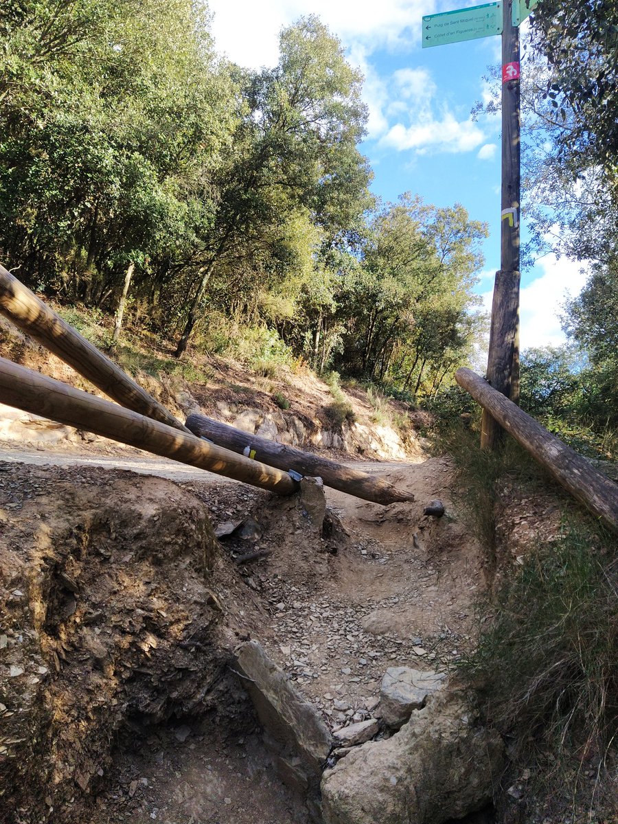 aintzaneta's tweet photo. M'agradaria informar de l'estat de uns dels corriols de pujada a Sant Miquel, tot i que han fet treballs se prevenció de l'erosió portem gairebé dos, tres mesos així i cada cop va a pitjor @DiputacioGirona  
Merci https://t.co/UZFSJ31U4M