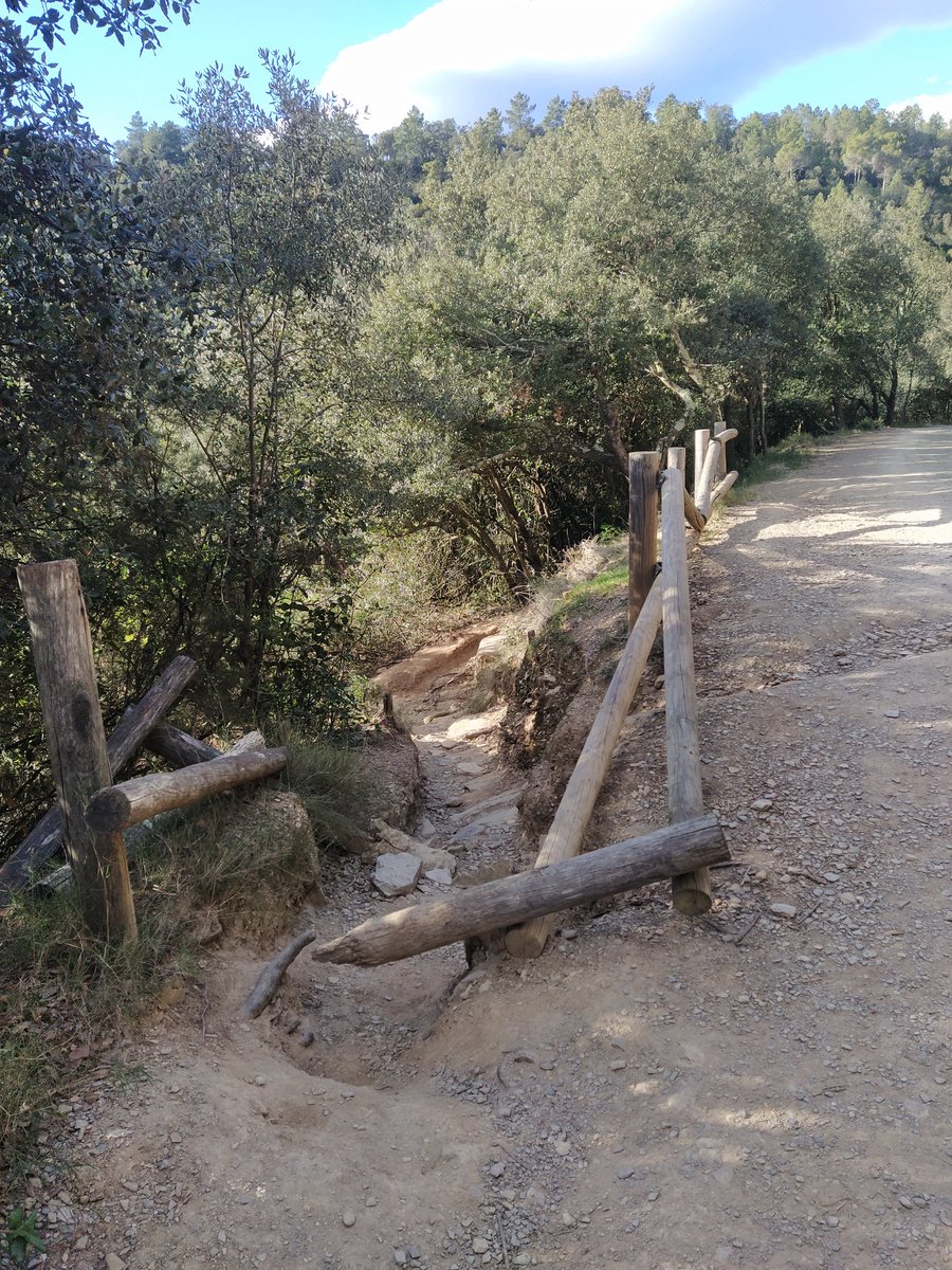 aintzaneta's tweet photo. M'agradaria informar de l'estat de uns dels corriols de pujada a Sant Miquel, tot i que han fet treballs se prevenció de l'erosió portem gairebé dos, tres mesos així i cada cop va a pitjor @DiputacioGirona  
Merci https://t.co/UZFSJ31U4M