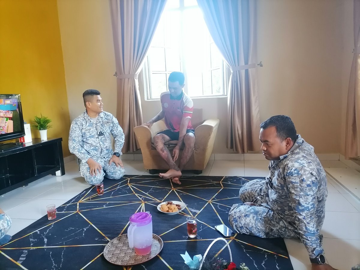 Pegawai Memerintah dan warga KD JERAI telah menziarahi anggota yang menjadi mangsa kebakaran setelah kapal merapat ke TPPL di kediaman anggota pada 16 Jan 23.

seluruh warga KD JERAI mendoakan semoga anggota cepat sembuh seperti sediakala.