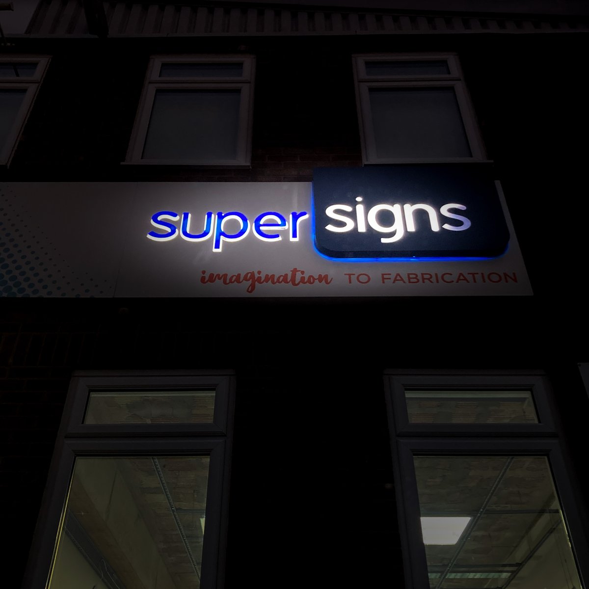 Continue marketing your business even when the day ends! 🌚Let your business shine and capture everyone's attention with illuminated signage.

Want to know more? Drop us a message, we'd be happy to help 😊
#illuminatedsign #neonsign #lightbox #lightupletters