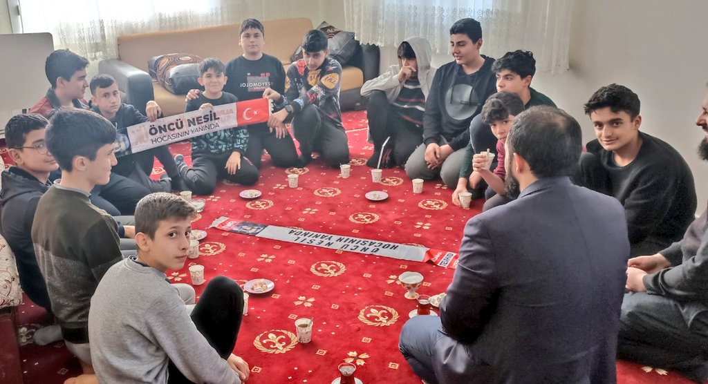 AhmedCelikten's tweet photo. Öncü Nesil ümidimizi tazeliyor.
Öncü Nesil hocasının izinden devam ediyor.

Bugün de gençlerle #GönüllerBirOlsun dedik. 
7'den 77'ye hepimiz #AlparslanHocayaÖzgürlük için dua ediyoruz https://t.co/HCLAejYTe3