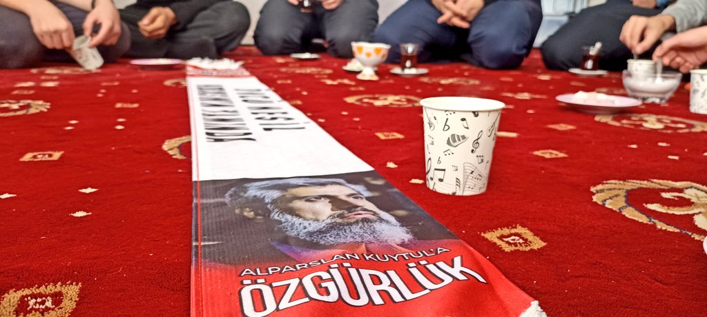 AhmedCelikten's tweet photo. Öncü Nesil ümidimizi tazeliyor.
Öncü Nesil hocasının izinden devam ediyor.

Bugün de gençlerle #GönüllerBirOlsun dedik. 
7'den 77'ye hepimiz #AlparslanHocayaÖzgürlük için dua ediyoruz https://t.co/HCLAejYTe3
