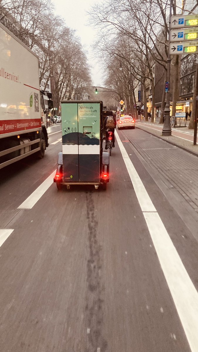 WirSindGruen's tweet photo. Woha - ein radfahrender Kühlschrank, der sich dem Anschein nach aus dem Rad ausklinken und ins Lager schieben lässt? Habt ihr mehr Infos, @UPS_DE ? #ringfrei #logistik #köln https://t.co/YAs2HRjOFV