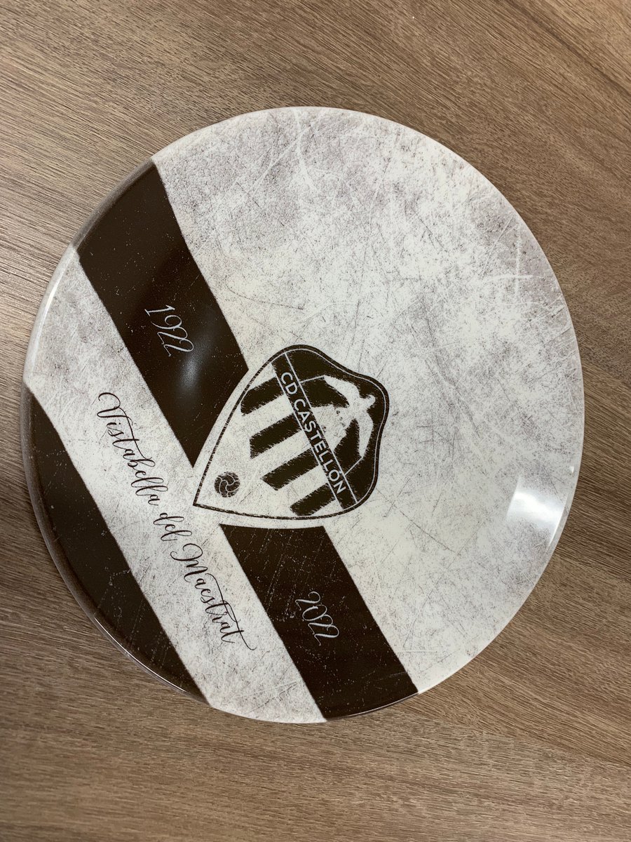 ⚽ El @cdcastellon ens ha fet arribar un plat commemoratiu dels seus 100 anys d'història. Moltíssimes gràcies!

🤩 Des de l'Ajuntament de #VistabelladelMaestrat desitgem molt bona fi de temporada a l'equip i al nostre jugador Carles Salvador. A per l'ascens!

#CDCastellón