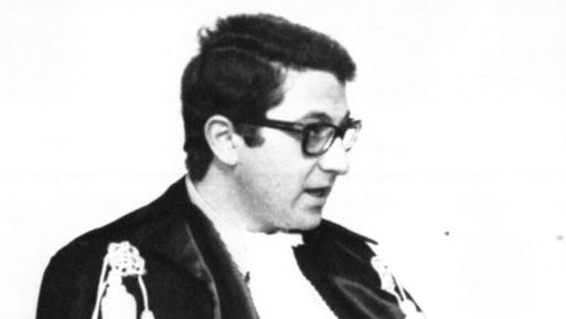 TV2000it's tweet image. #25gennaio 1983 il magistrato Giangiacomo Ciaccio Montalto muore ucciso da #CosaNostra
a #Valderice (#Trapani)  mentre rientrava a casa, privo di scorta e a bordo della sua auto non blindata nonostante le minacce ricevute
Aveva 41 anni
Ergastolo a Salvatore Riina, Mariano Agate