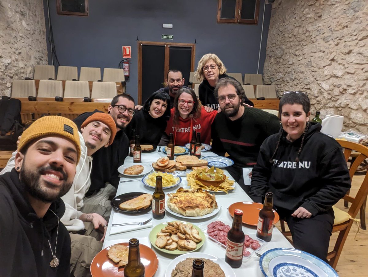 Aquest dies estem compartint molt amb els artistes residents procedent de Cuba; The Concept
😃Un dinar, idees creatives i moltes experiències viscudes. 
🎟️ Les entrades per dissabte estan exhaurides, però encara en queden per diumenge. 

#programacioteatrenu #teatrenu