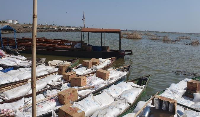 WFP_SouthSudan's tweet photo. In #SouthSudan WFP is using boats and canoes to transport food from Manga port to Bentiu, where it's distributed to flood affected people

@WFPLogistics is using new river routes to deliver assistance across the country and reach the most affected communities🥫📦 https://t.co/kP20vD83e5