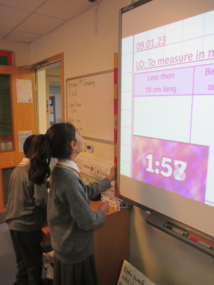 StainesPrepYr3's tweet photo. In Maths we are learning about Measurement and to start out topic #StainesPrepYear3 have been measuring objects around the classroom and classifying them by length. https://t.co/uqNNpy9ADi