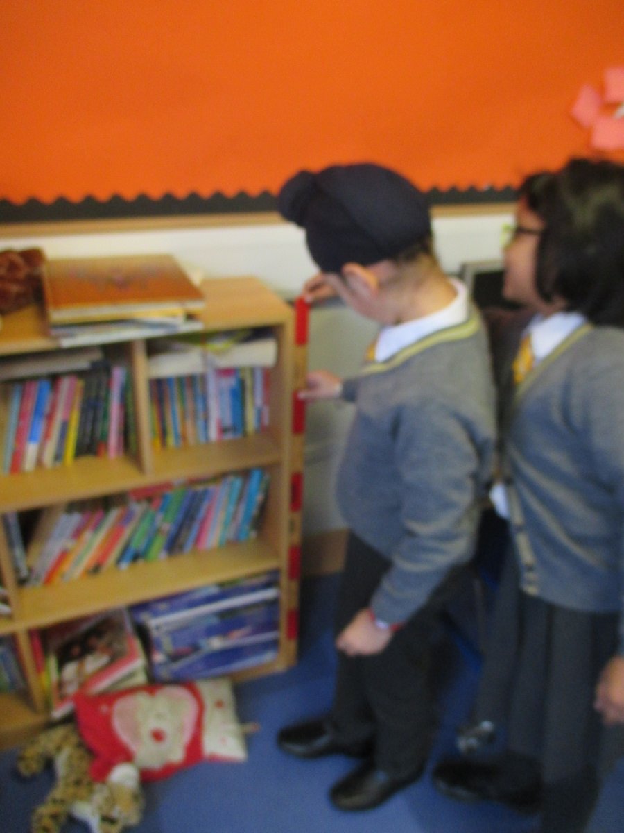 StainesPrepYr3's tweet photo. In Maths we are learning about Measurement and to start out topic #StainesPrepYear3 have been measuring objects around the classroom and classifying them by length. https://t.co/uqNNpy9ADi