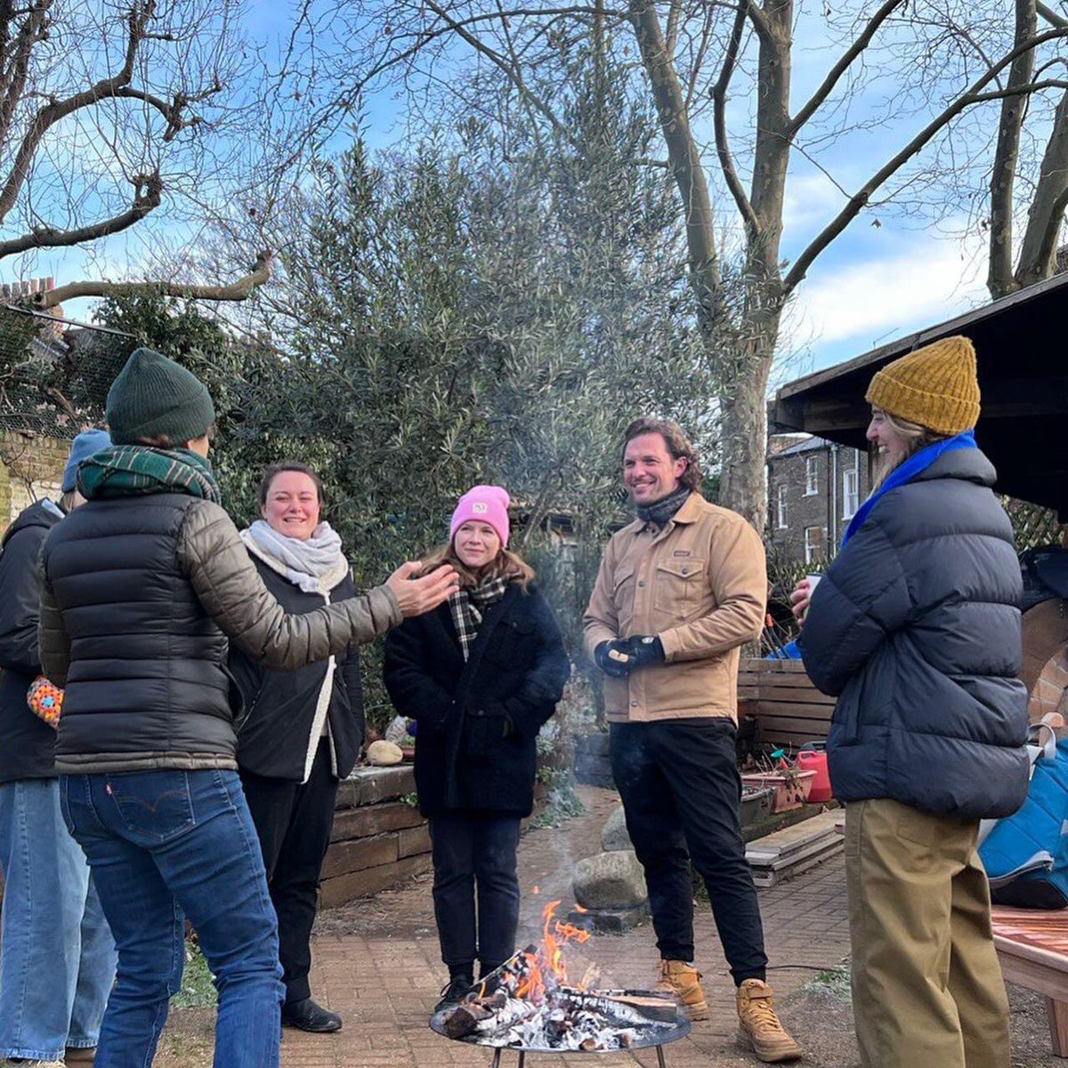 grdnclassroom's tweet image. A wintery work gathering @grdnclassroom style. What do your work meetings look like? We love meeting outside, round a fire on a sunny, chilly day! #teammeeting #workoutside #outdooroffice #charity #urban #natureconnection #volunteering #volunteerislington #islington #Hackney