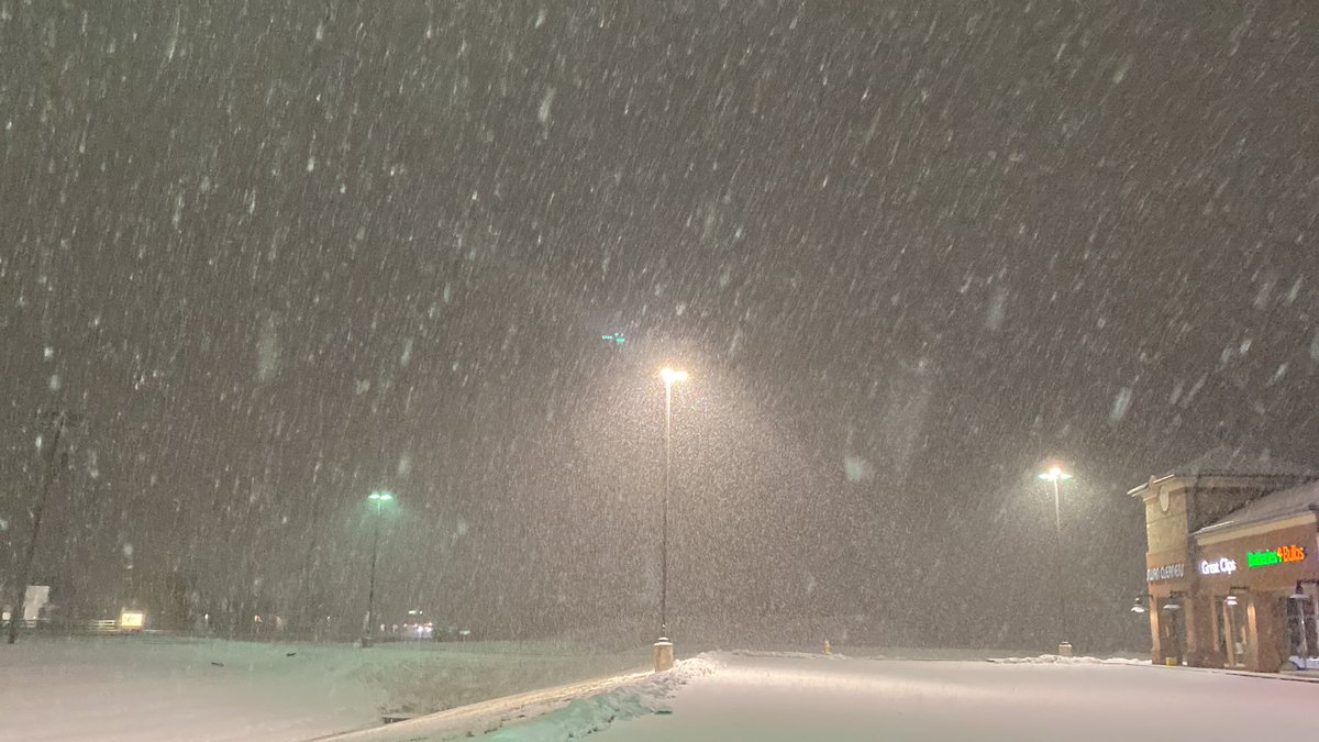 What a difference an hour makes.  Snow is sticking now in central Ohio. #10tv <a href="/10tv/">10TV</a> #snow
