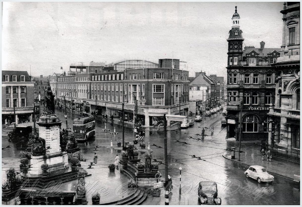 shipsinthesky63's tweet photo. A super image we’ve not seen before via Keith Parker in ‘Hull the Good Old Days’ on Facebook. No 📸 credit but it was posted as c1960 & we agree. @BhsMuralHull & the Fish mural (completed in 63 & 61, respectively) are both absent. Thanks for sharing, Keith 🙏📸 #AlanBoyson #Hull https://t.co/5zj9eF6t1D