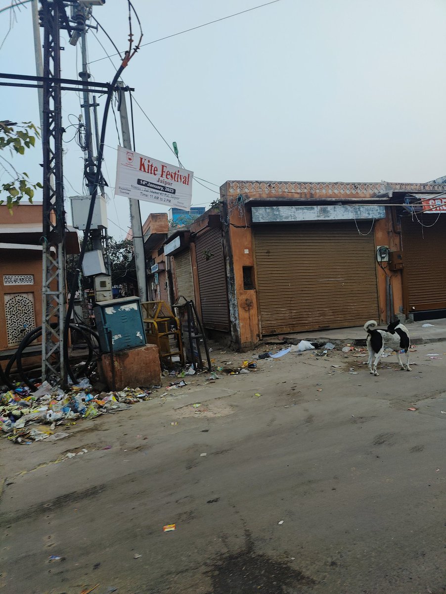 SmityKapoor's tweet photo. On #NationalToursimDay, would like to highlight the problem in the capital, #Jaipur of our beloved and royal state of #Rajasthan @my_rajasthan. The city has trash everywhere, it's such a big problem and hurtful to witness Jaipur in this condition. @jdajaipur @ashokgehlot51 https://t.co/DR3ZwoErme