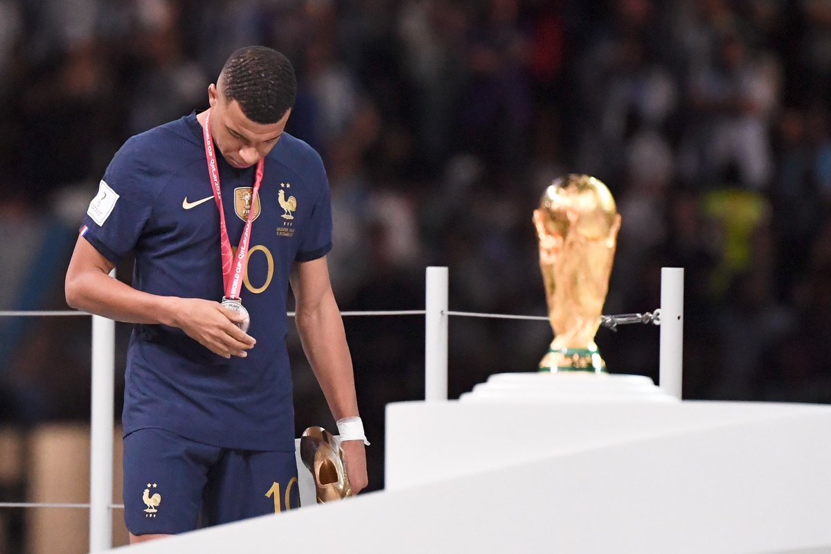 Zlatan : « Mbappé va encore gagner une Coupe du monde. Je ne suis pas inquiet pour Mbappé. Je suis inquiet pour les autres en Argentine parce qu’on se souviendra de Messi mais les autres qui se sont mal comportés, on ne peut pas respecter ça. »