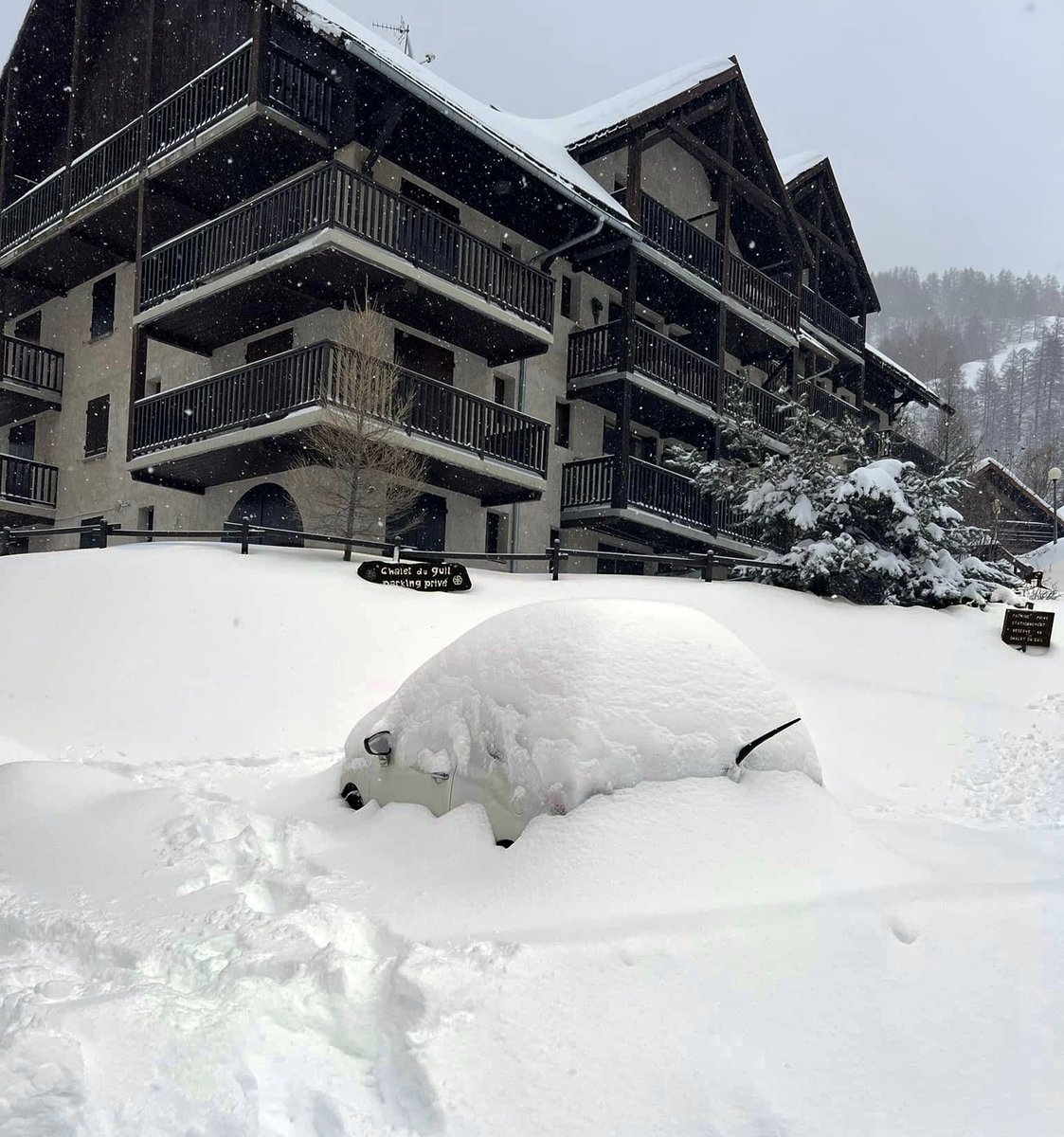 MeteoExpress's tweet photo. ❄ Le retour d'est donne toujours de la neige dans les Alpes frontalières où il est localement tombé un mètre depuis lundi ! Image d'Abriès dans les Hautes-Alpes. (© Patricia Moulin Thibault) https://t.co/DnCdrmJn4W