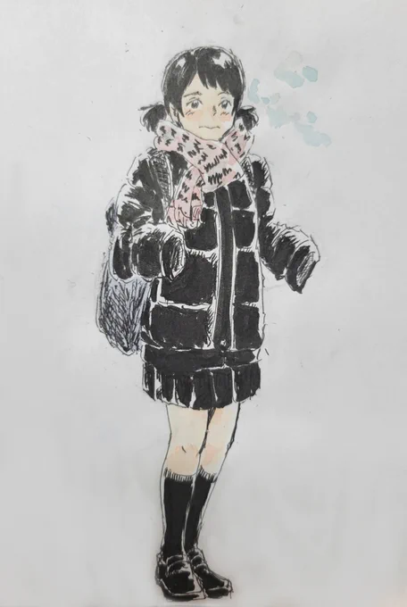 寒くて袖の中に手を入れて歩いている子。今日は本当に寒かったです。 