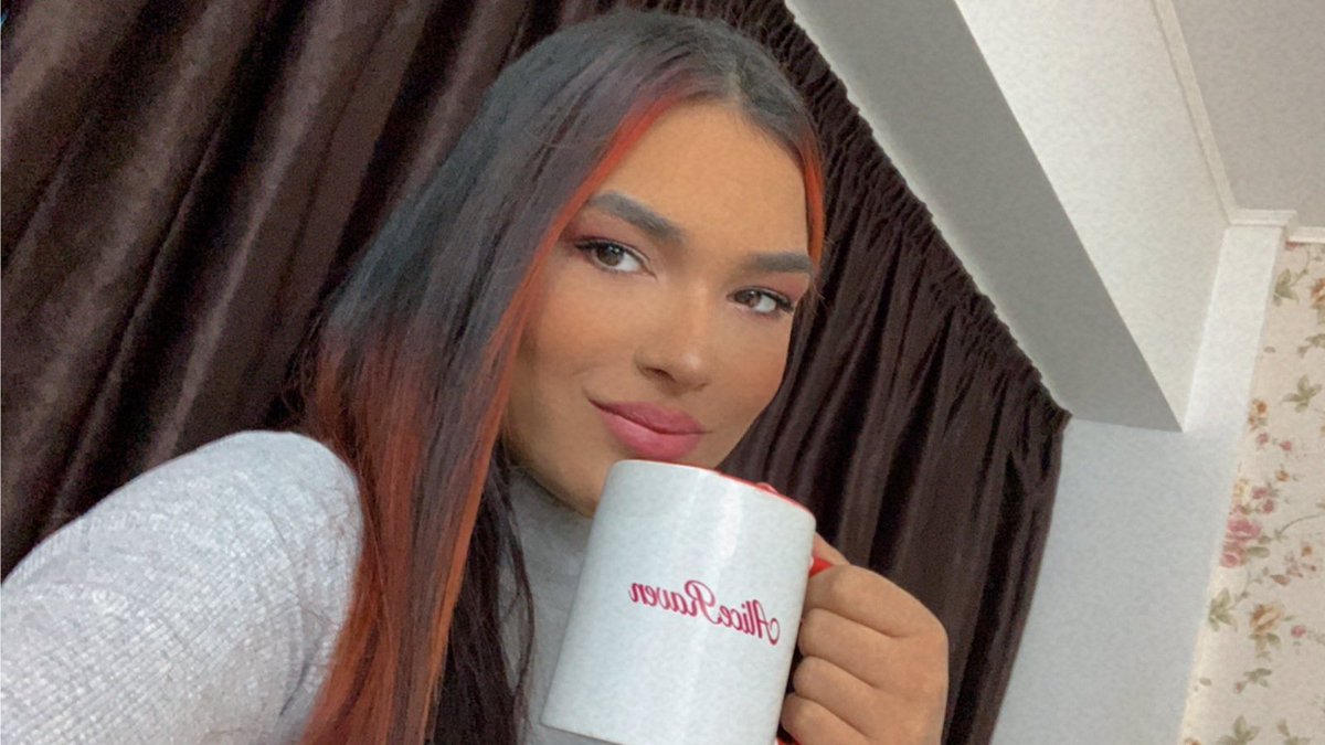 AliceRavenOff's tweet image. You are my cup of Tea! Find me at friendsbio.com/AliceRaven #NationalHotTeaMonth 
@f4feuropegirls @F4FTraining @Flirt4Free @EvaAgencyLive