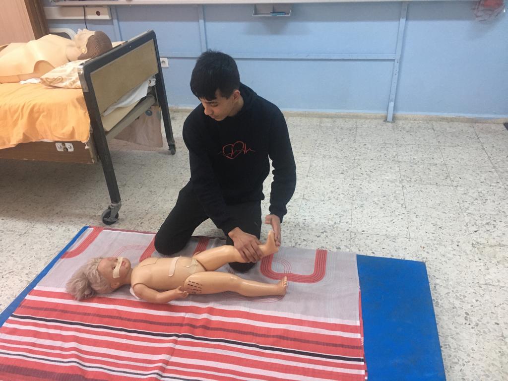 MehmetMtal's tweet photo. Tam Gün Tam Yıl Eğitim kapsaminda öğrencilerimize ilk yardım eğitimi vermeye devam ediyoruz. https://t.co/0ZT8owvha7