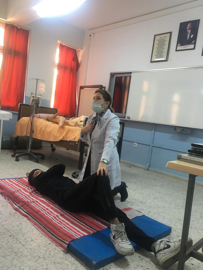 MehmetMtal's tweet photo. Tam Gün Tam Yıl Eğitim kapsaminda öğrencilerimize ilk yardım eğitimi vermeye devam ediyoruz. https://t.co/0ZT8owvha7