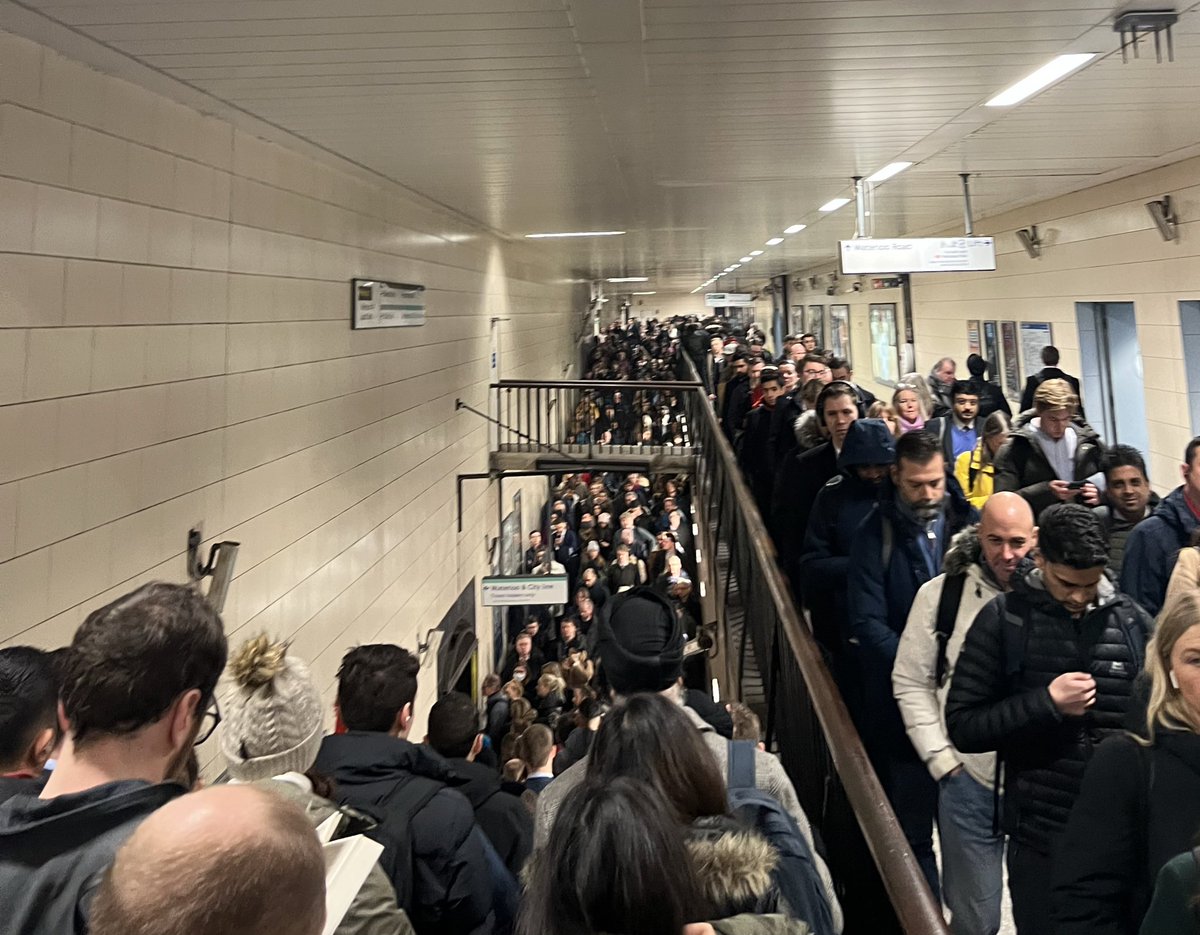 wesvdb's tweet photo. Post Covid it strangely feels great to be on overcrowded trains again. Two stark realisations though: 1. Good manners is a dying bread. 2. London Transport systems very infrequently work as advertised. https://t.co/FmCS5VVtY0