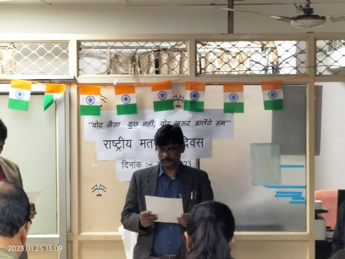 आज दिनांकः 25.01.2023 को 13वें राष्ट्रीय मतदाता दिवस के अवसर पर निदेशालय, दिव्यांगजन सशक्तीकरण विभाग, उ0प्र0 में निदेशक महोदय की उपस्थिति में शपथ-ग्रहण समारोह कार्यक्रम का आयोजन किया गया।