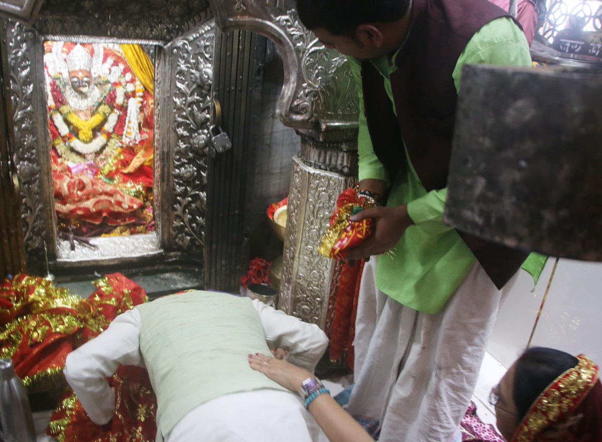 ChouhanShivraj's tweet image. सतना के मैहर पहुंच कर माँ शारदा जी का सपत्नीक दर्शन पूजन कर प्रदेशवासियों की सुख, समृद्धि और कल्याण की कामना की।