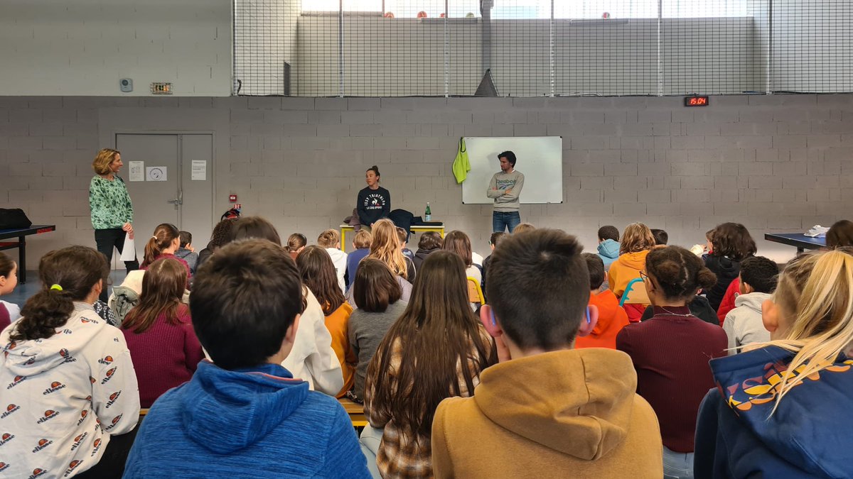 DmemLab's tweet photo. La DMeM participe à la diffusion du savoir !

@Alex_Gutknecht_ (Doctorant) et @merle_audrey (Triathlète et ancienne stagiaire au labo) sont intervenus au collège de Saint-Clément-de-Rivière pour parler activité physique et altitude en prévision de leur classe de neige 🏔🎿 https://t.co/gamFUkr3c7