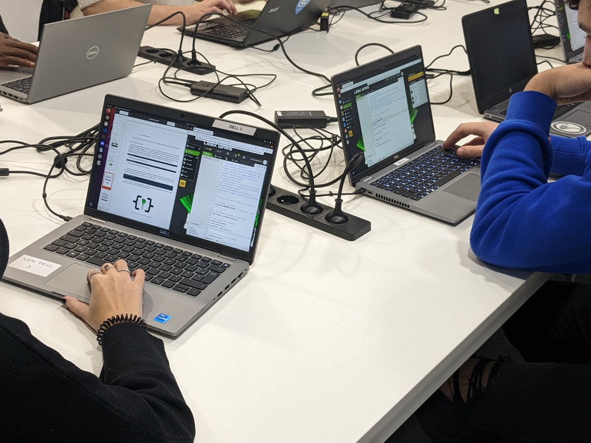 FTravail_BZH's tweet image. 🔴 Dans le cadre de la #SemaineNumerique, 9 demandeurs d'#emploi s'essaient ce matin à la programmation #JeuxVidéo à @EpitechRennes 💻🎮