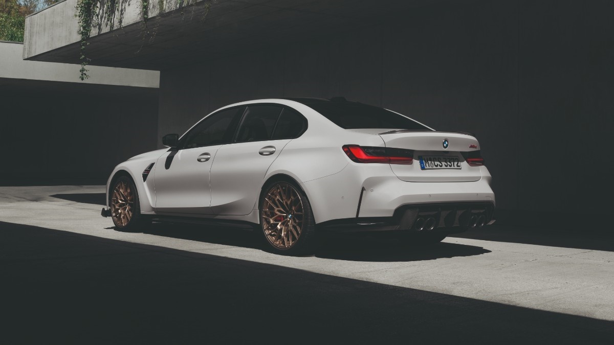 BMW's tweet photo. More power, less weight, compelling performance.
Meet the new BMW M3 CS.
#THEM3CS
The #BMW M3 CS Sedan:
Fuel consumption/100km, CO2 emission/km comb.: 10.4–10.1 l, 234–229 g. According to WLTP, https://t.co/twXzMrWMl3. https://t.co/YKDLDQK7aN