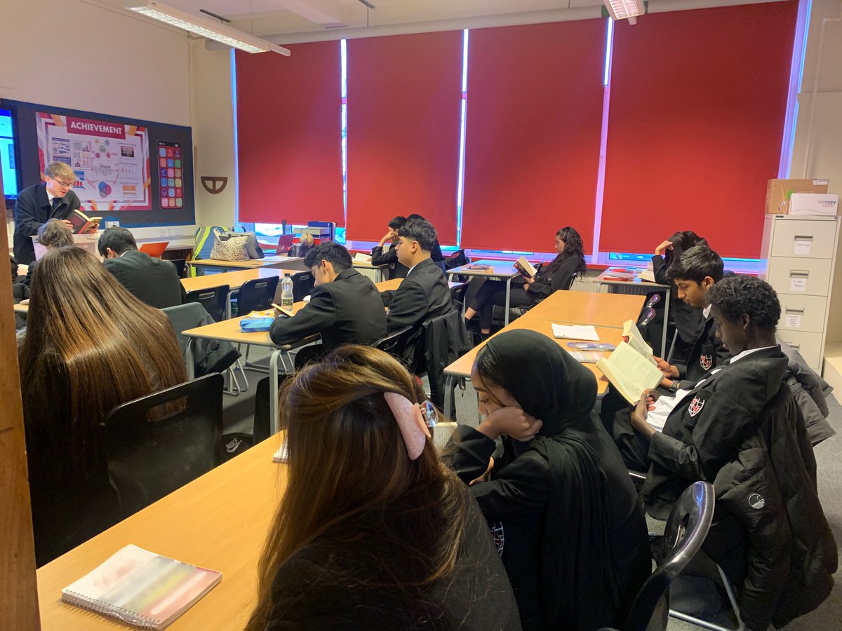 Form time reading with Mr Sutcliffe this morning in 10 Oak 7. 📖 🏫 

#literacy #reading #formtime