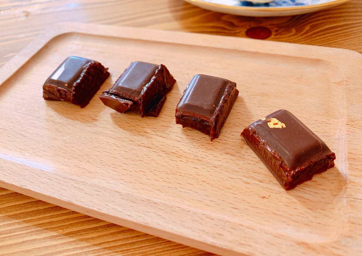 bon_bon_Chofu's tweet photo. ベルナシオン

✱パレドール タブレット 🍫

今年もやってきました´`*

まずこの重厚感!!
そして、カカオの芳醇な香りと中の滑らかなガナッシュがお口に広がる✨
程よい苦味に後から酸味も感じられ
甘さは控えめなのでしつこくない🥰 https://t.co/MyV9z6aU8r