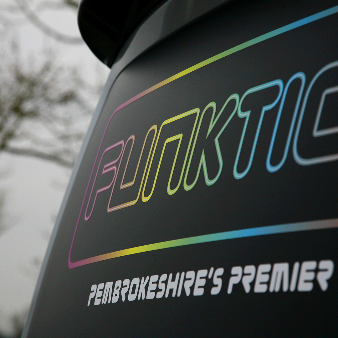 Signspeed's tweet image. VW window wrap for Funktion22 🎷🎸🎺
If you're looking for fabulous party music for your event, check them out! facebook.com/funktion22
#vehiclegraphics #vangraphics #shoplocal #supportlocal #funktion22 #pembrokeshire #wrap #windowwrap #signspeed #signsdesignprint