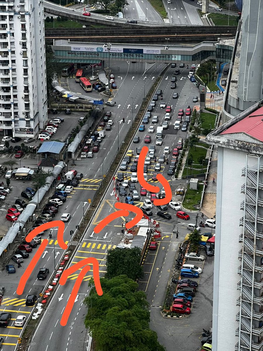 kennotzi's tweet photo. As if the traffic in Kampung Kerinchi during peak hours isn’t bad enough, the new redirection of traffic would only make it worse. Imagine 12 lanes converging into two lanes in the near future. Let’s not forget the people that double, triple park on the roads… @fahmi_fadzil https://t.co/B9BRqZ10Wx