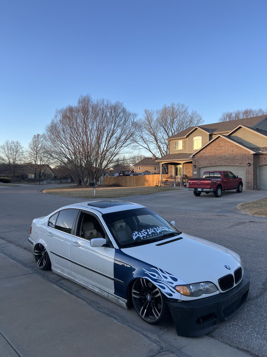 mcclayj23's tweet photo. i hate it. why’d i buy a BMW as a daily https://t.co/rABAdVN6iL