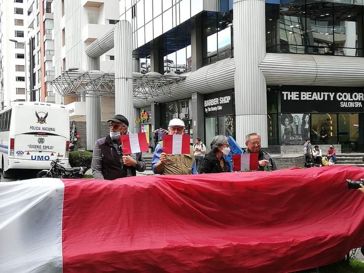 Movimiento Indígena y organizaciones sociales realizan plantón en solidaridad con Perú frente a la embajada en Quito #ParenLaMasacre #PeruEnEmergencia

@davidgrefadg