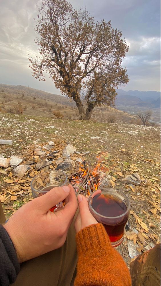 الحب ..
ليس للحبيب الأولي ..
الحب لمن اهتم بك و أوفى ..
ولمن إذا ما أردته في كلّ مرة أتى .
الحب للحبيب الأفضل ..
وليس الأول .!