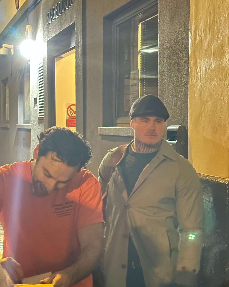 creative_n_cool's tweet photo. He looks fabulous in orange 😍 he was wearing a Cameron, Molloy and Associates T-shirt 😊 it is a lovely #Australian band 🎼
#AidanTurner #AidanCrew #lemonstheplay
#AlexCameron & #RoyMolloy
#LemonsLemonsLemonsLemonsLemons https://t.co/DfQTlrPGJb