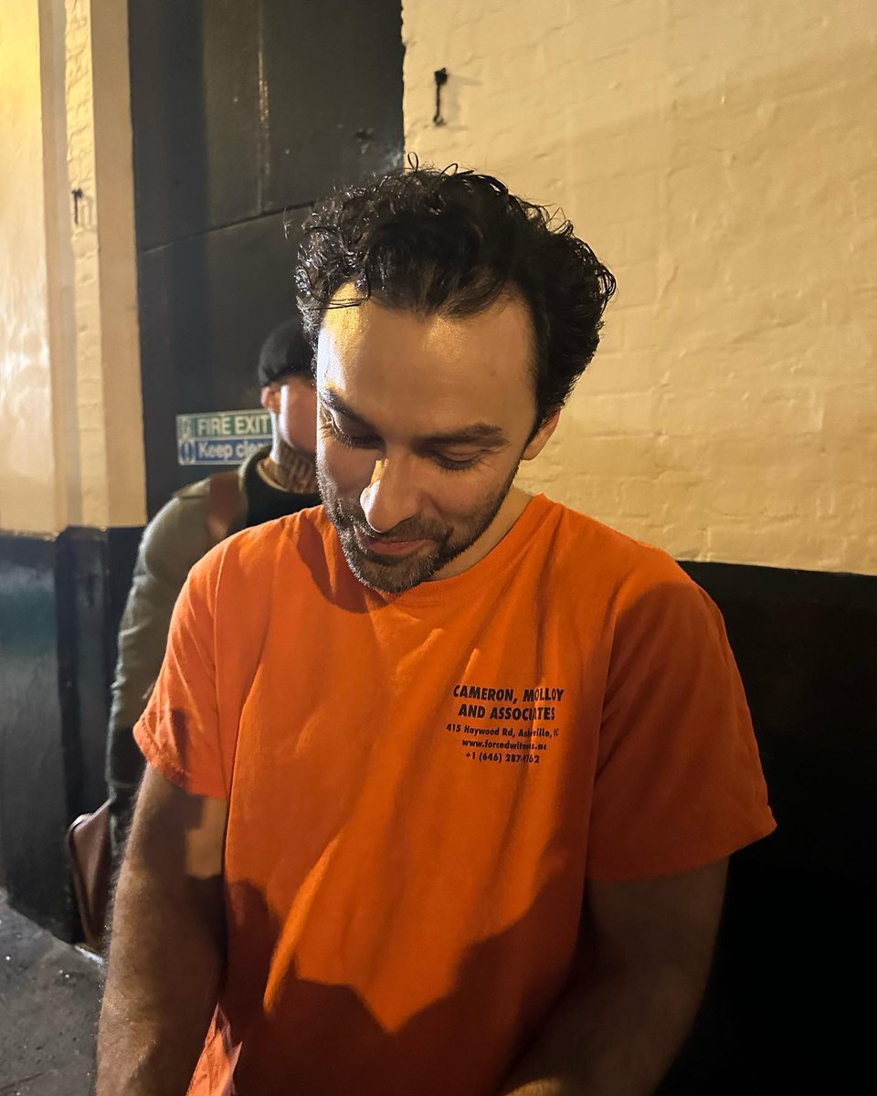creative_n_cool's tweet photo. He looks fabulous in orange 😍 he was wearing a Cameron, Molloy and Associates T-shirt 😊 it is a lovely #Australian band 🎼
#AidanTurner #AidanCrew #lemonstheplay
#AlexCameron & #RoyMolloy
#LemonsLemonsLemonsLemonsLemons https://t.co/DfQTlrPGJb