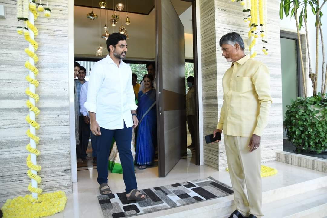 masthan12006476's tweet photo. యువగళం పాదయాత్ర కు హైదరాబాద్ లోని ఇంటివద్ద నుండి బయలుదేరిన నారా లోకేష్.
లోకేష్ కు దీవెనలు అందించిన తల్లిదండ్రులు .
దగ్గర ఉండి కార్ ఎక్కించిన మామ బాలకృష్ణ.
మరికాసేపట్లో ఎన్టీఆర్ ఘాట్ కి వెళ్లనున్న నారా లోకేష్. 
ఎన్టీఆర్ కి నివాళులర్పించి కడప బయలుదేరనున్న నారా లోకేష్. https://t.co/8eh9fTEZdu