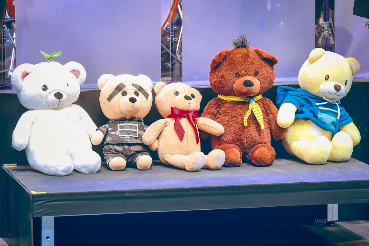 shiru_pic's tweet photo. 230125 낮
뮤지컬 더 라스트맨 
<혼자가 아닌 콘서트> 

려존버, 밍존버, 꽃존버,
주존버, 택존버 

우리 다섯 존버들 ♡ https://t.co/vYvHezrRWA