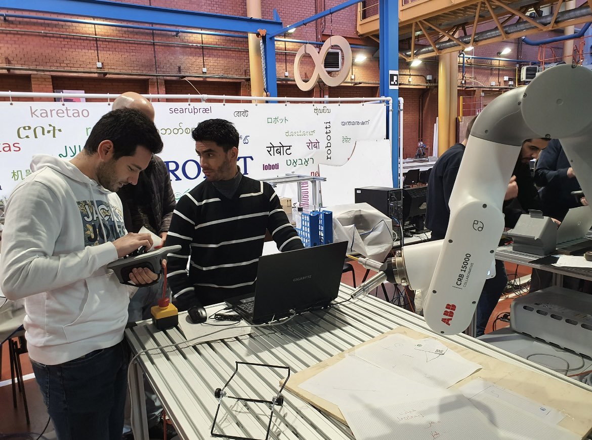 ci40_uc3m's tweet photo. En el laboratorio con los robots colaborativos en el campus de Leganes de la @EPS_UC3M #ci40 https://t.co/IL8rjQ7R9o