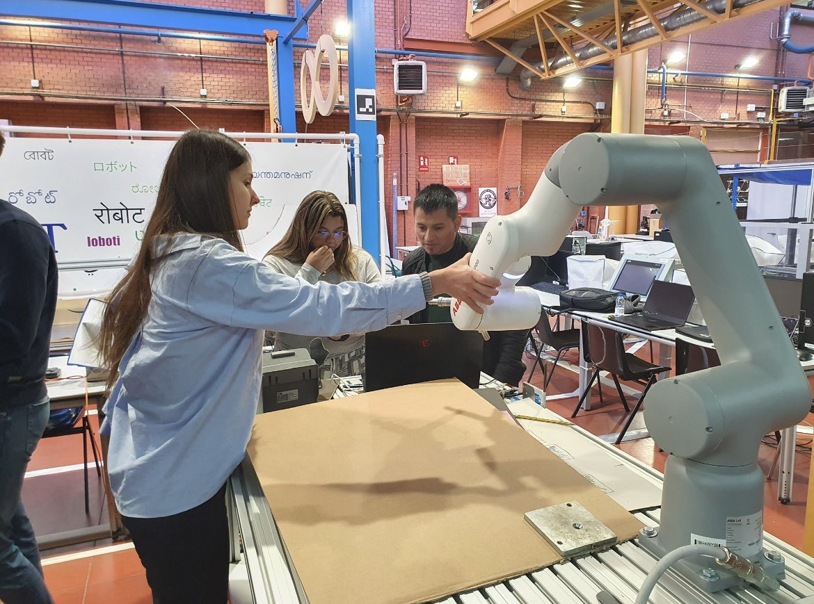 ci40_uc3m's tweet photo. En el laboratorio con los robots colaborativos en el campus de Leganes de la @EPS_UC3M #ci40 https://t.co/IL8rjQ7R9o