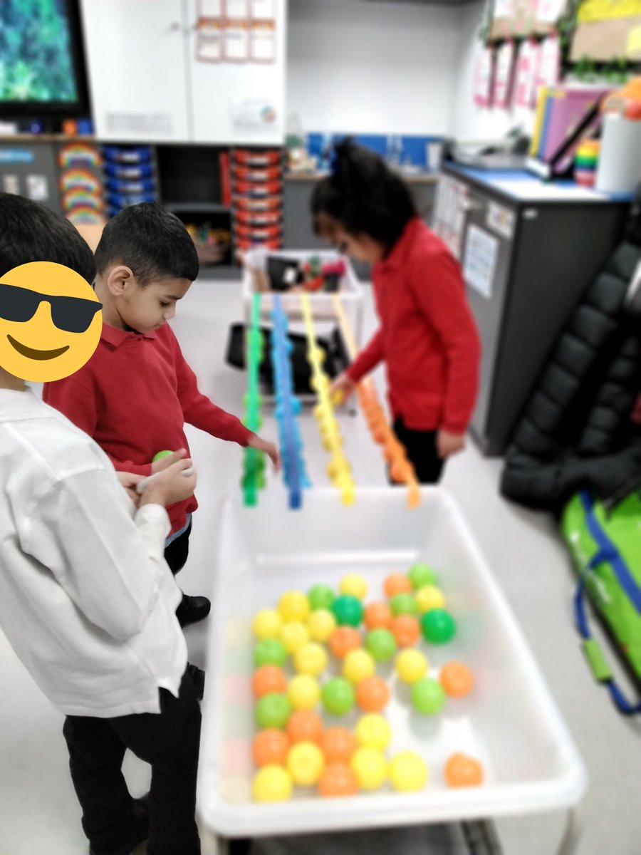 MarlboroughPrim's tweet image. #shootingstars #coloursorting We are sorting by colour!