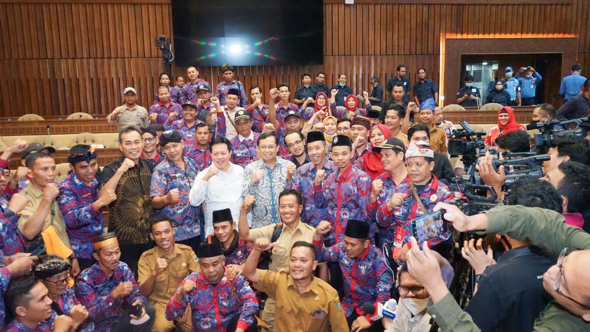 akang_hero's tweet photo. Selamat datang Persatuan Perangkat Desa Indonesia (PPDI) di DPRRI, Alhamdulillah saya berkesempatan menerima aspirasi PPDI. Thn 2018 sy juga hadir di Rapimnas Cepu dan aspirasinya masih sama dengan aspirasi hari ini. Insya Allah Fraksi Partai Demokrat DPRRI akan memperjuangkanya. https://t.co/QdJfHtiHdq