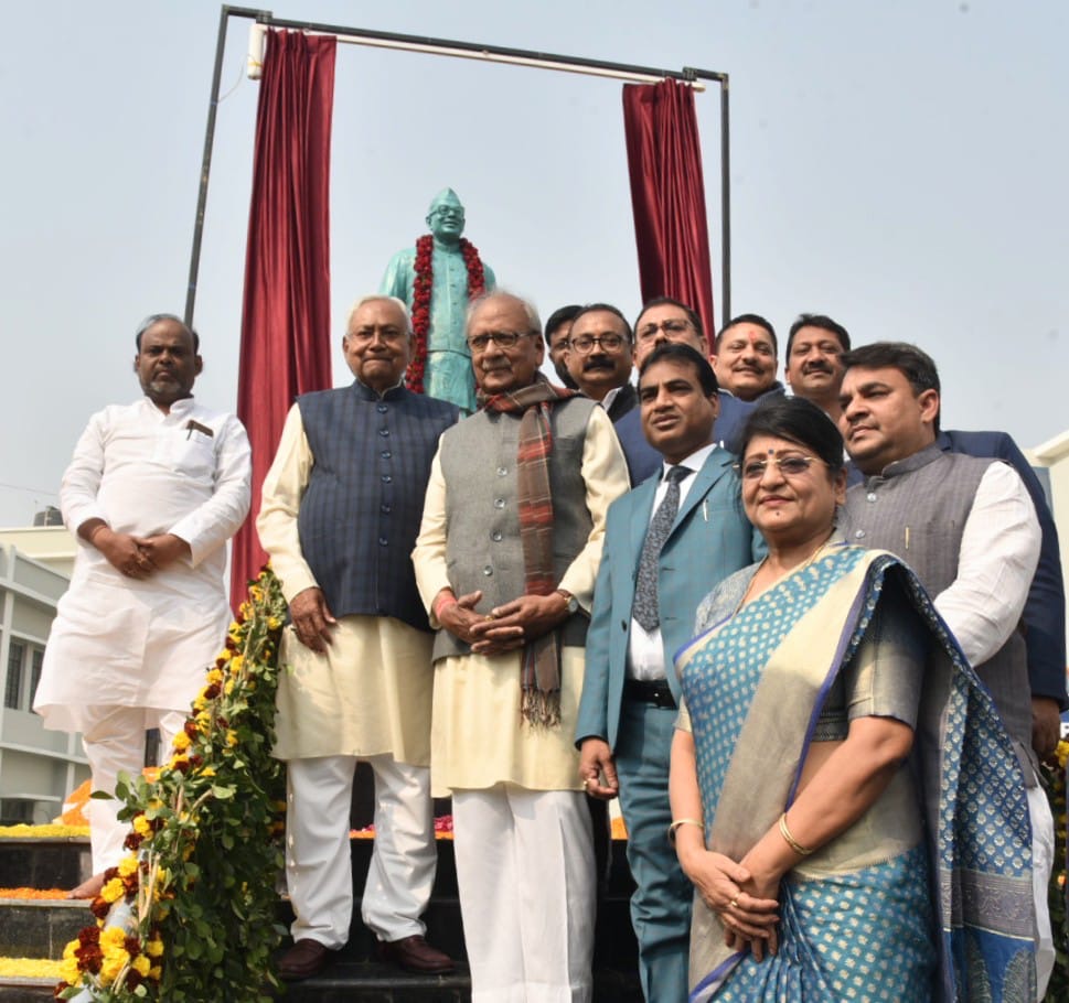 NitishKumar's tweet photo. आज अनुग्रह नारायण महाविद्यालय परिसर में स्व० सत्येंद्र नारायण सिन्हा जी की प्रतिमा का अनावरण किया तथा पुष्प अर्पित कर उन्हें श्रद्धांजलि अर्पित की। (1/2) https://t.co/dSWb5sJDeN